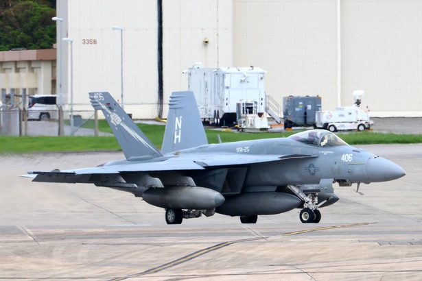 嘉手納基地に、FA18Eスーパーホーネットが飛来　沖縄