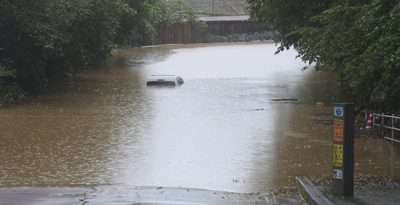 名護・旭川区で冠水、走行中の車両1台が水没　1週間で2度発生　区長「これだけの水没ない」　沖縄