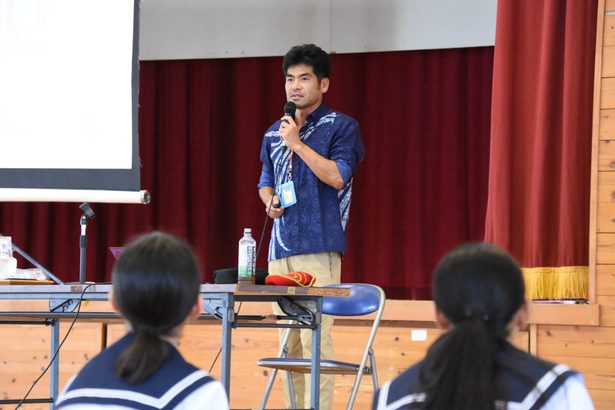 「感謝」など胸に刻んで活動　国境なき医師団・滝上さん、白保中で講演　紛争地の医療支援伝える