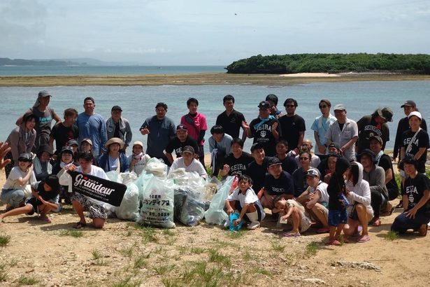 津堅島でビーチ清掃　ＮＰＯ主催、６０人参加