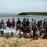 津堅島でビーチ清掃　ＮＰＯ主催、６０人参加