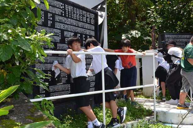 対馬丸学び、平和を誓う　若狭小６年、小桜の塔訪問