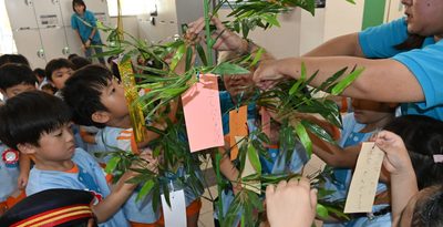 「おかねもちになりたい」「パン屋さんになりたい」短冊に願い　ゆいレール駅で「七夕イベント」　沖縄