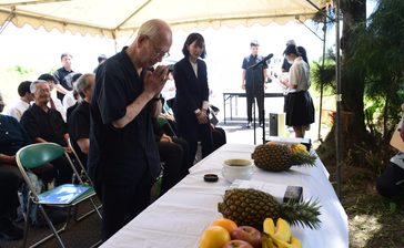 建立10年、不戦誓う　農林学校隊の碑で慰霊祭　沖縄