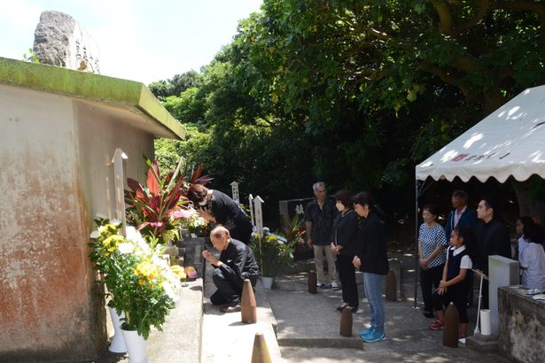 糸満「萬華之塔」で慰霊祭　真壁地区の出身者「元気なうちはここで」　沖縄