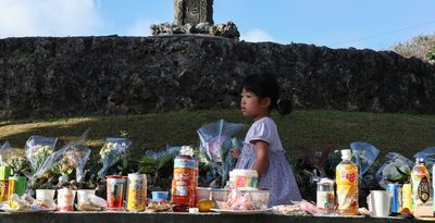 身元不明の遺骨納めた「魂魄の塔」　早朝から遺族ら祈り、世代超え非戦誓う　沖縄
