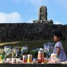 身元不明の遺骨納めた「魂魄の塔」　早朝から遺族ら祈り、世代超え非戦誓う　沖縄