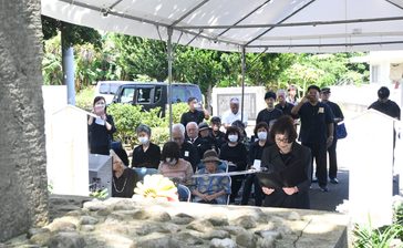 瑞泉同窓会が「ずゐせんの塔」で解散宣言　慰霊祭は自主参拝に　会長「平和の象徴、ぜひ続けて」　沖縄
