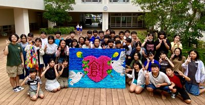 折り鶴アートで「創る平和」　那覇・石嶺小　6年生全員で制作　沖縄