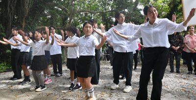 しまくとぅばで戦没者追悼　浦添・前田高地　子どもら、平和願い歌う