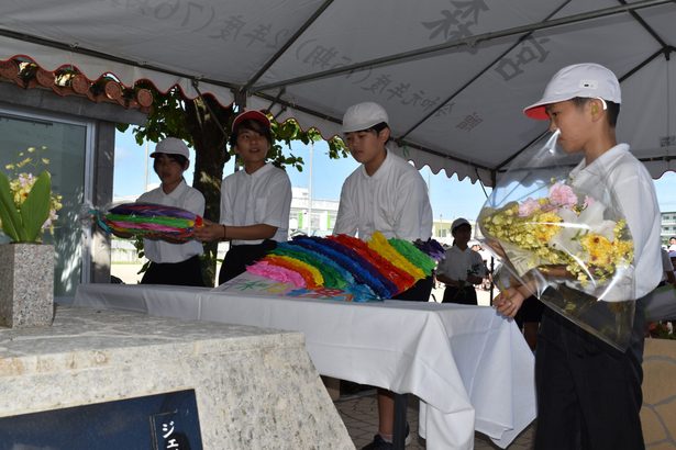 事故６５年「平和つくる」　宮森小ジェット機墜落　児童が追悼集会