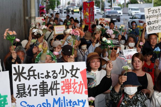 嘉手納基地の前、怒りの花で抗議、涙も「なぜ沖縄だけ」「理不尽、ずっと」米兵女性暴行続発