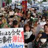 嘉手納基地の前、怒りの花で抗議、涙も「なぜ沖縄だけ」「理不尽、ずっと」米兵女性暴行続発