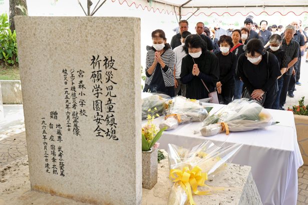 【動画あり】宮森小ジェット機墜落65年　参列者、遺影さすり「あの日」思う　沖縄