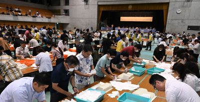 開票始まる　沖縄県議選　夜遅くに大勢判明の見通し　