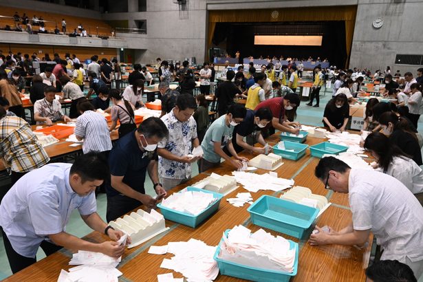 開票始まる　沖縄県議選　夜遅くに大勢判明の見通し　