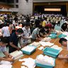 開票始まる　沖縄県議選　夜遅くに大勢判明の見通し　