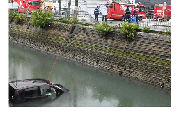 「車が川に落ちた」と119番通報、男性を救助　川沿いの柵を突き破り転落か　沖縄・那覇