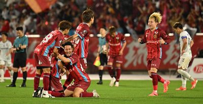 FC琉球－ガンバ大阪　大阪を2－1で下し、ピッチ上で喜ぶ琉球イレブン＝24日、沖縄市のタピック県総ひやごんスタジアム（又吉康秀撮影）