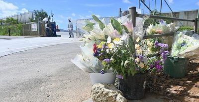 事故現場近くで手向けられた花束＝1日、名護市