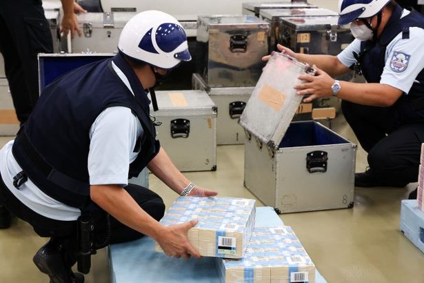 新紙幣お目見え「新鮮」　県内一部の金融機関でも取り扱い始まる　沖縄