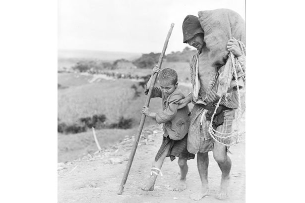 沖縄戦の写真「杖の少年」が胸にしまった記憶　「イクサヤ、ナランドーヤ」…継承誓う研究家・賀数仁然さん