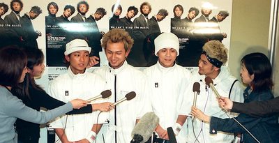 DA PUMPの（左から）SHINOBUさん、ISSAさん、YUKINARIさん、KENさん＝2000年1月、宜野湾市・沖縄コンベンションセンター劇場棟