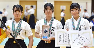 与那原、重圧越え頂点　全国中学生なぎなた