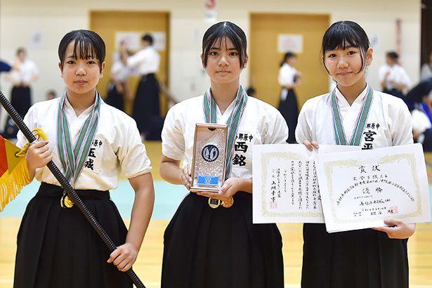 与那原、重圧越え頂点　全国中学生なぎなた