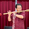「琉球講談」でうちなーぐち継承　南城の親川さん、竹ぼうき横笛で「芭蕉布」など演奏　沖縄