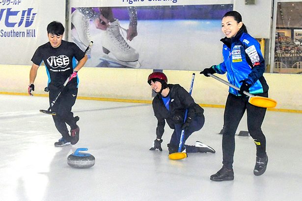 カーリング「身近に楽しんで」　ロコ・ソラーレ選手ら指導　沖縄・南風原