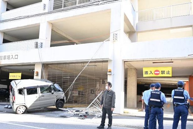 フェンスを突き破り立体駐車場から車が転落　運転の70代女性を救急搬送　浦添・沖縄