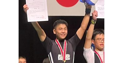 男子61キロ級のスナッチ、ジャーク、トータルで日本中学記録を更新し、優勝した本部中の比嘉歩（提供）