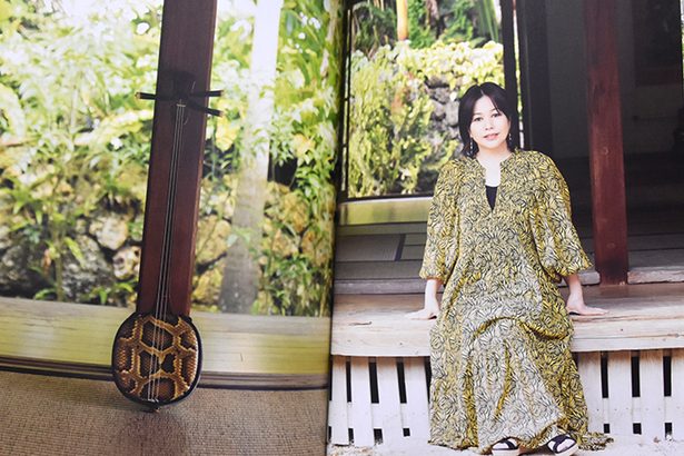 夏川りみさん、乗馬姿も…デビュー25周年で写真集「たびぐくる」出版　沖縄