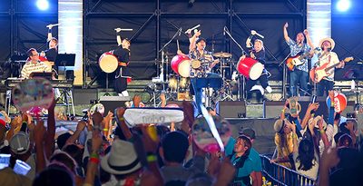 沖縄から「うた開き」！　BEGIN、モンパチらが7000人の前で熱唱「うたの日コンサート」