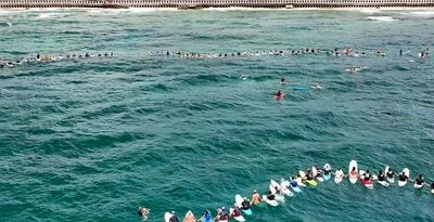 愛した海で追悼　急逝の沖縄サーフィン連盟会長・宮城さん　北谷の海にサーファーの輪　沖縄