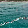 愛した海で追悼　急逝の沖縄サーフィン連盟会長・宮城さん　北谷の海にサーファーの輪　沖縄