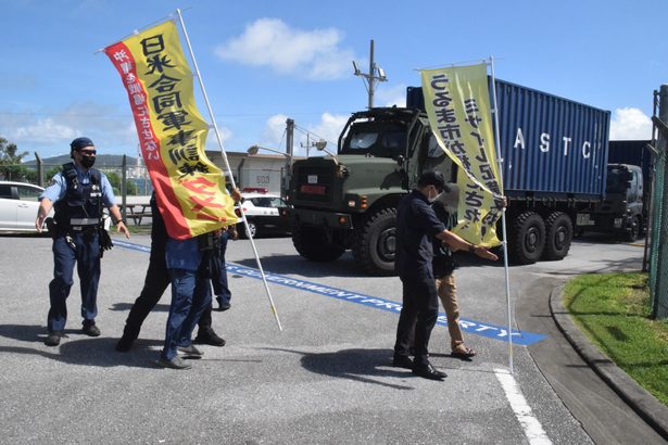 日米共同訓練「レゾリュート・ドラゴン24」　トレーラーが天願桟橋からキャンプ・キンザーまで公道で移動　沖縄