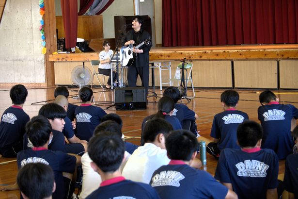 「夢を人に語って実現を」　石垣第二中　ＲＹＯＥＩさんライブ＆トーク