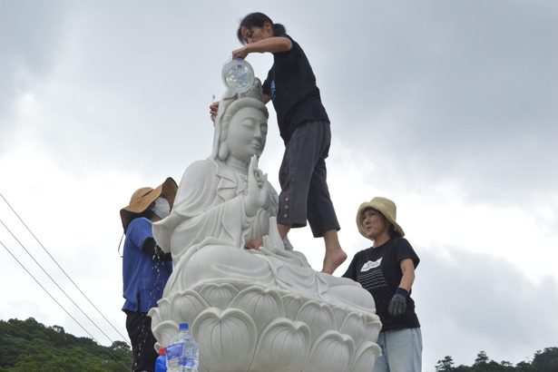 「世界をよい方向に」　名護市東江、観音像を清掃