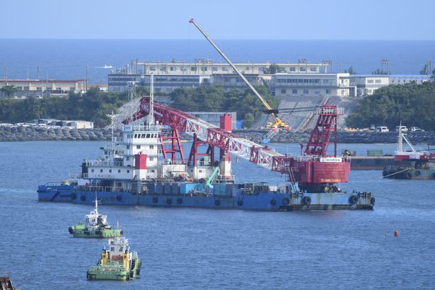 大浦湾側でくい打ち試験、4日にも実施　防衛省、辺野古移設巡り　クレーン船が現場海域に到着　沖縄　