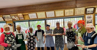 「90歳になるまでエプロン着たことなかった」　村の男性陣、ヒラヤーチー調理で介護予防　中城・沖縄　