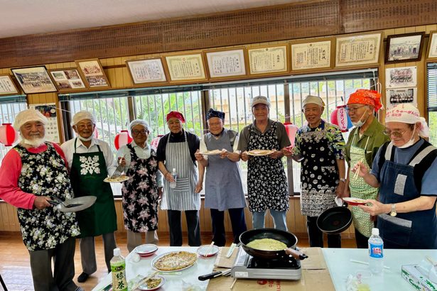 「90歳になるまでエプロン着たことなかった」　村の男性陣、ヒラヤーチー調理で介護予防　中城・沖縄　