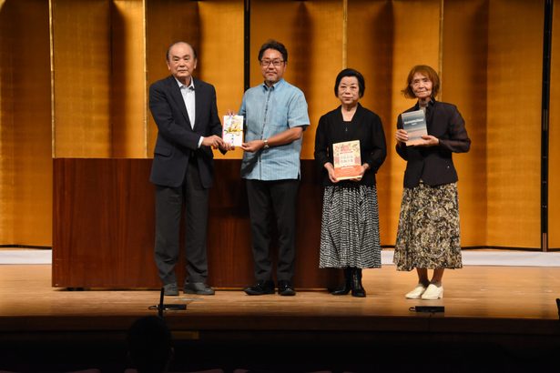 角川書店の元専務・桃原さん「故郷に恩返し」　八重山43校に宮良長包の関連本を寄贈　沖縄