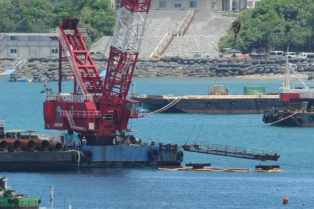 命の海に突き刺す　辺野古、大浦湾くい打ち試験作業着手　強行に市民ら「やめろ」　沖縄