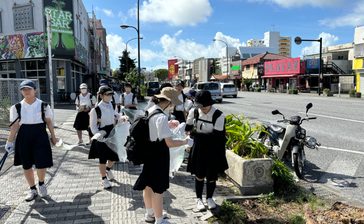 修学旅行生がゴミ拾い　コザの文化と歴史を学び、地域貢献　大阪の中学生　沖縄
