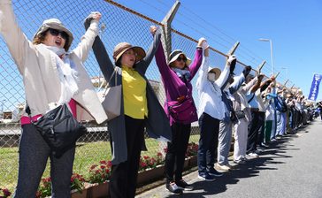 人間の鎖に1200人「辺野古新基地NO」つなぐ　座り込み10年、やまぬ米兵事件に抗議　沖縄