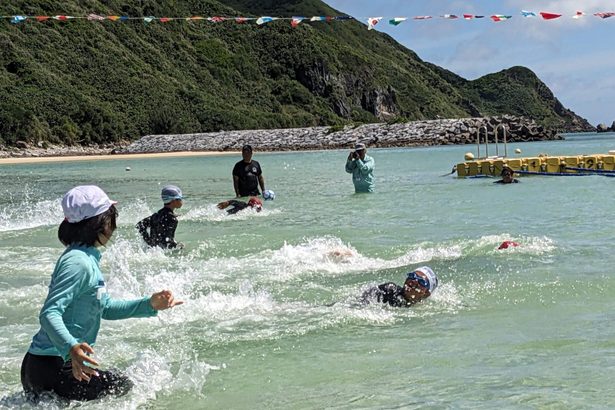 水中障害物競争、400メートル遠泳、水中綱引き…　伝統100年以上、渡名喜島で海の運動会　沖縄
