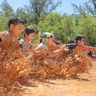 【動画あり】かけっこ、泥まみれ　金武で「たんぼフェスタ」　沖縄