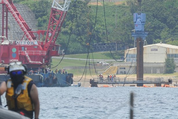 大浦湾、4本目くい　防衛省「試験」に海上抗議　辺野古の新基地建設　沖縄・名護